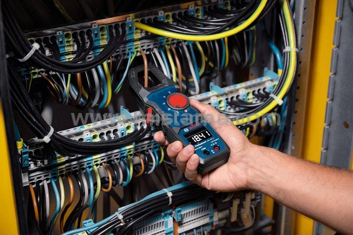 Jak poprawnie używać miernika napięcia elektrycznego – poradnik dla początkujących